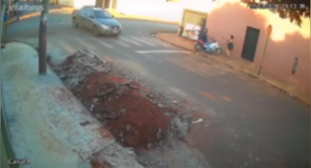 Câmera flagra gestante sendo é atropelada em calçada 