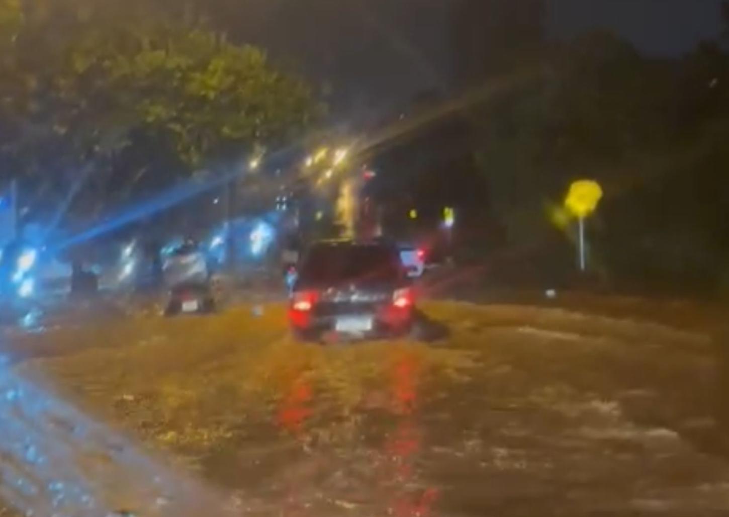 Chuva causa alagamentos em avenidas; entregador ficou ilhado
