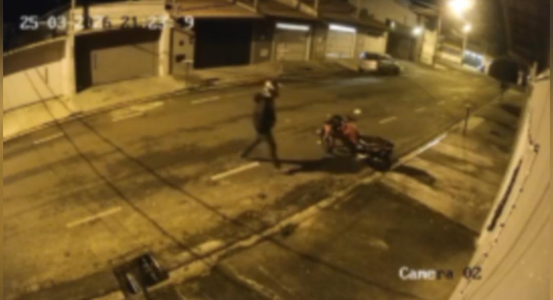Bandidos são flagrados por câmeras furtando motocicleta no Zanetti