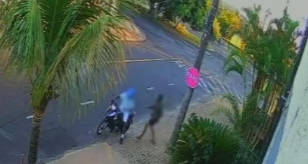 Criminosos tentam roubar celular de comerciária no Jardim Planalto