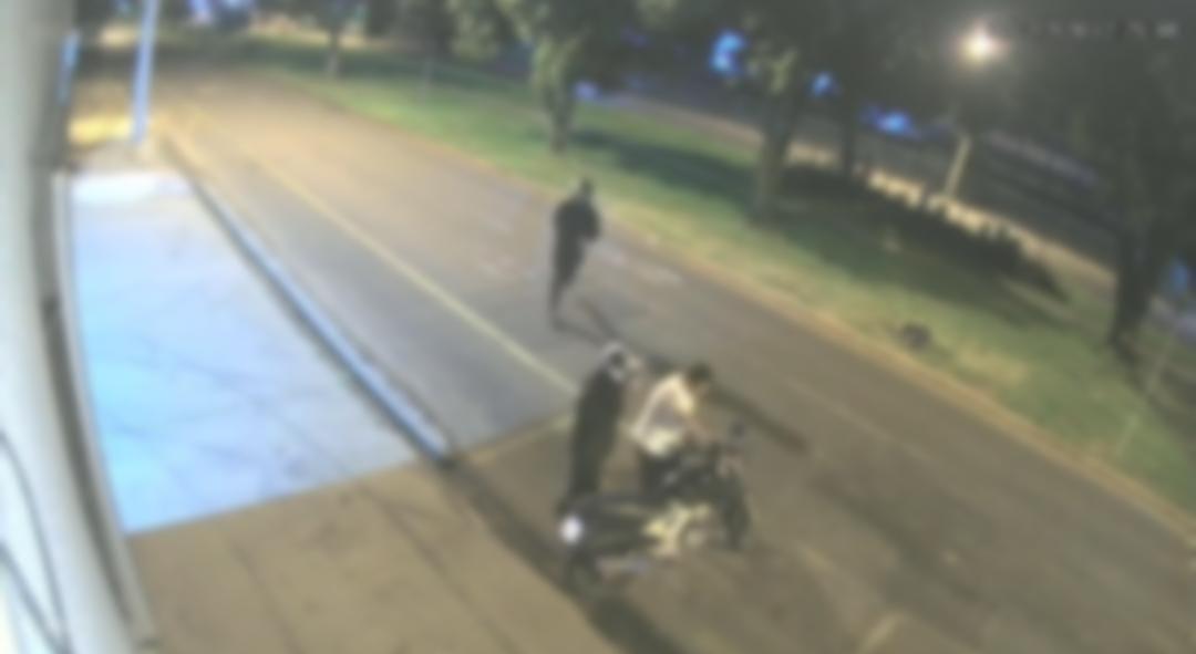 Dupla armada rouba motocicleta e obriga vítima a ligar o veículo