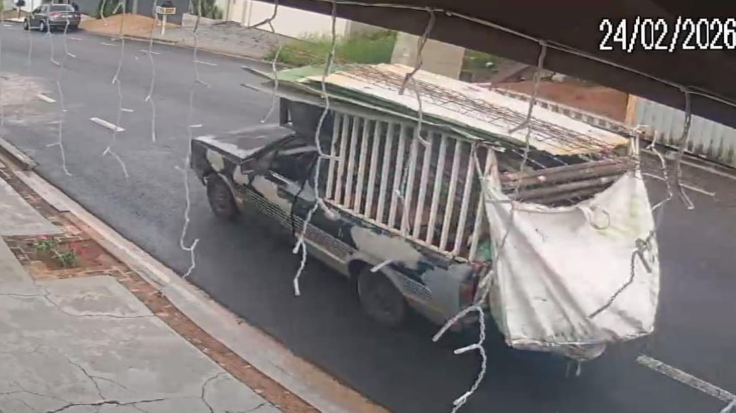 Dupla é flagrada por câmeras furtando peças de andaime