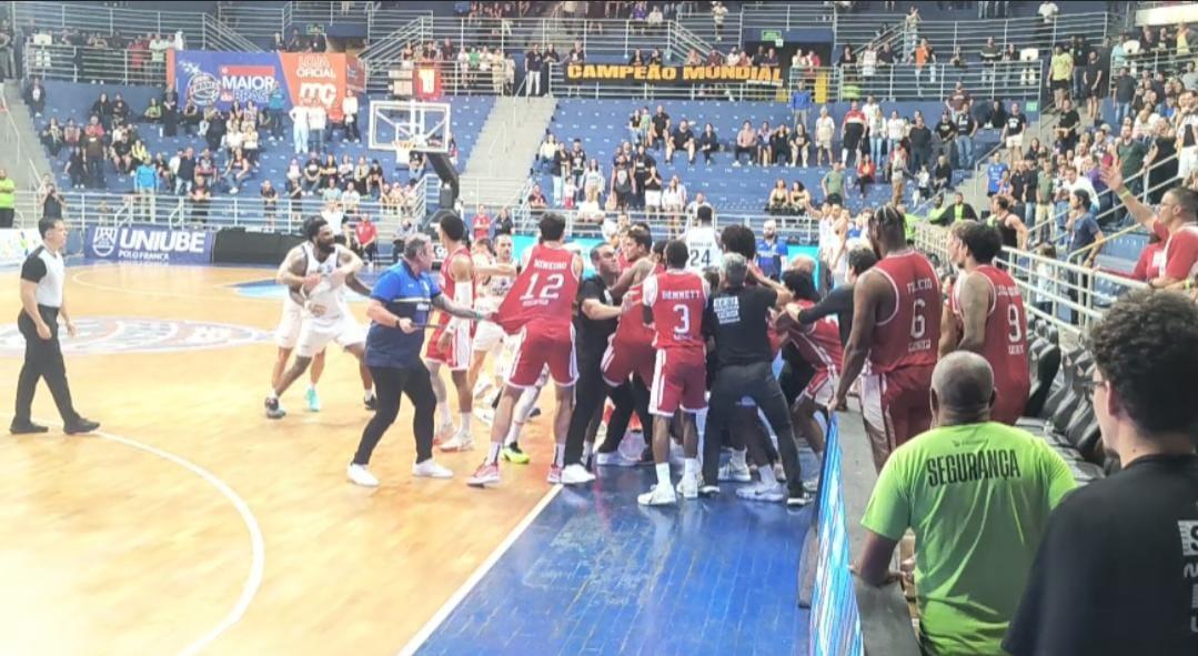 Em partida marcada por confusão, Franca perde para o Minas pela BCLA