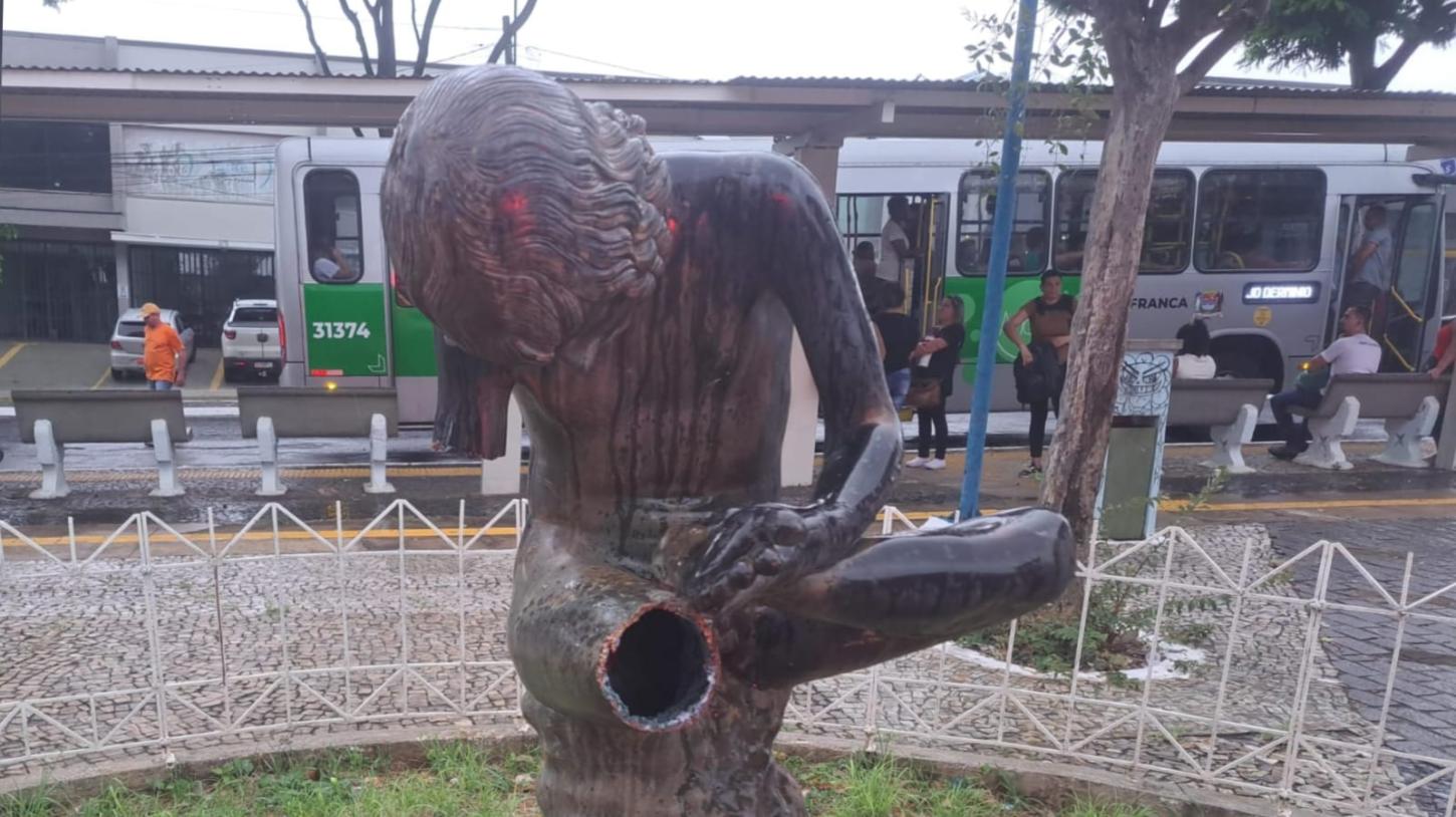 Estátua histórica em praça da Estação é danificada e tem perna e braço furtados