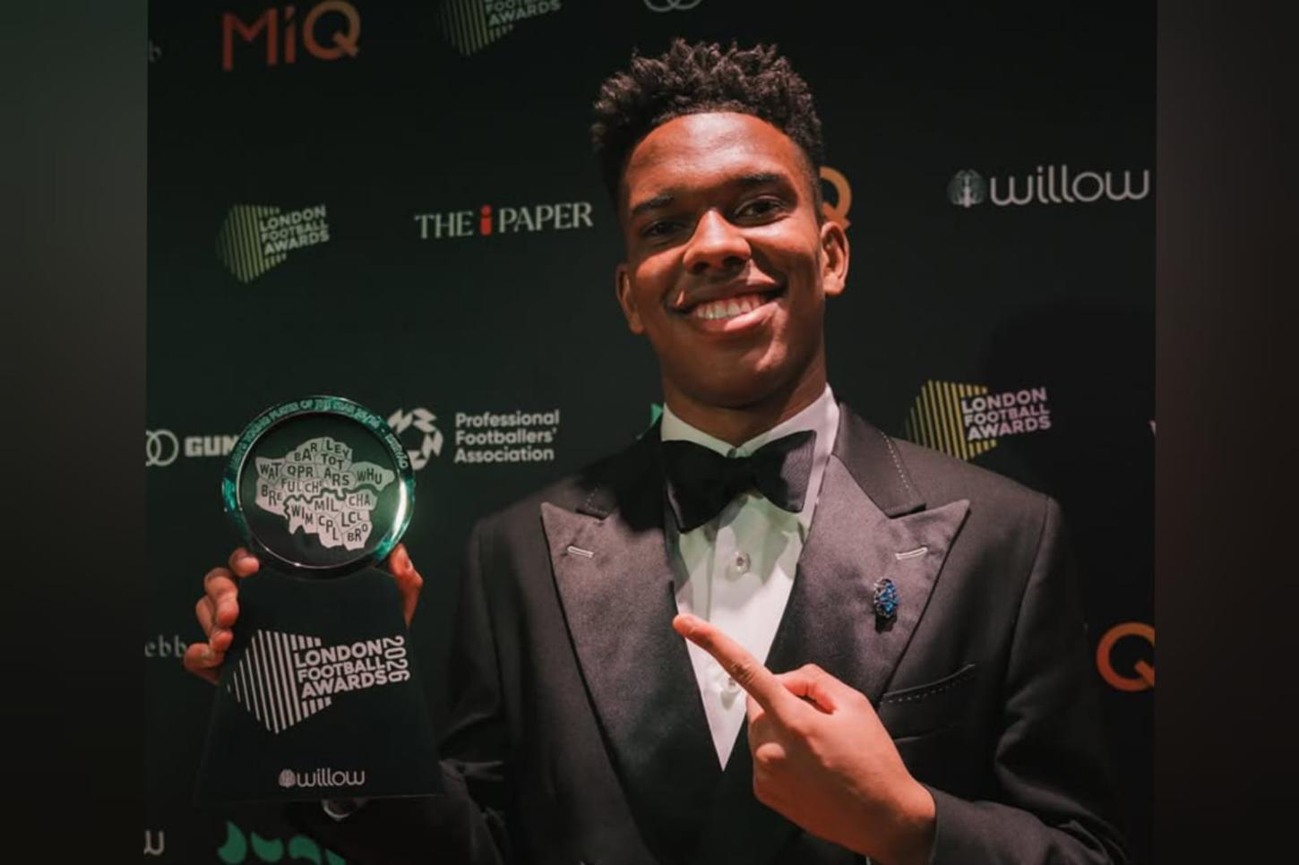 Estevão conquista prêmio de melhor jogador jovem do ano em Londres