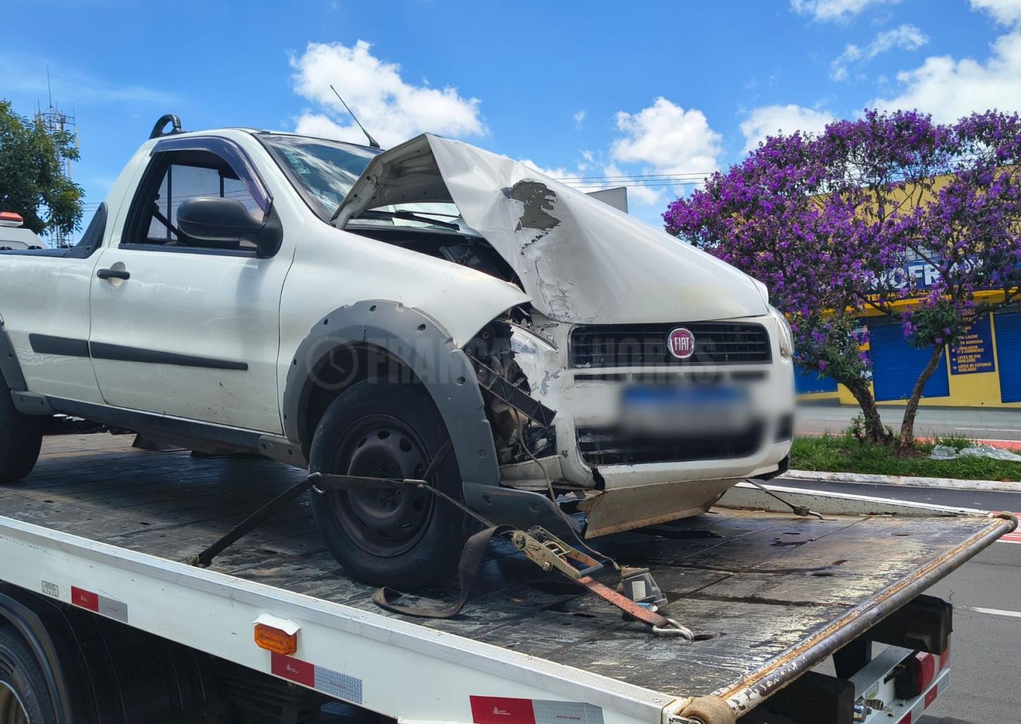 Homem bate carro em poste na avenida Presidente Getúlio Vargas