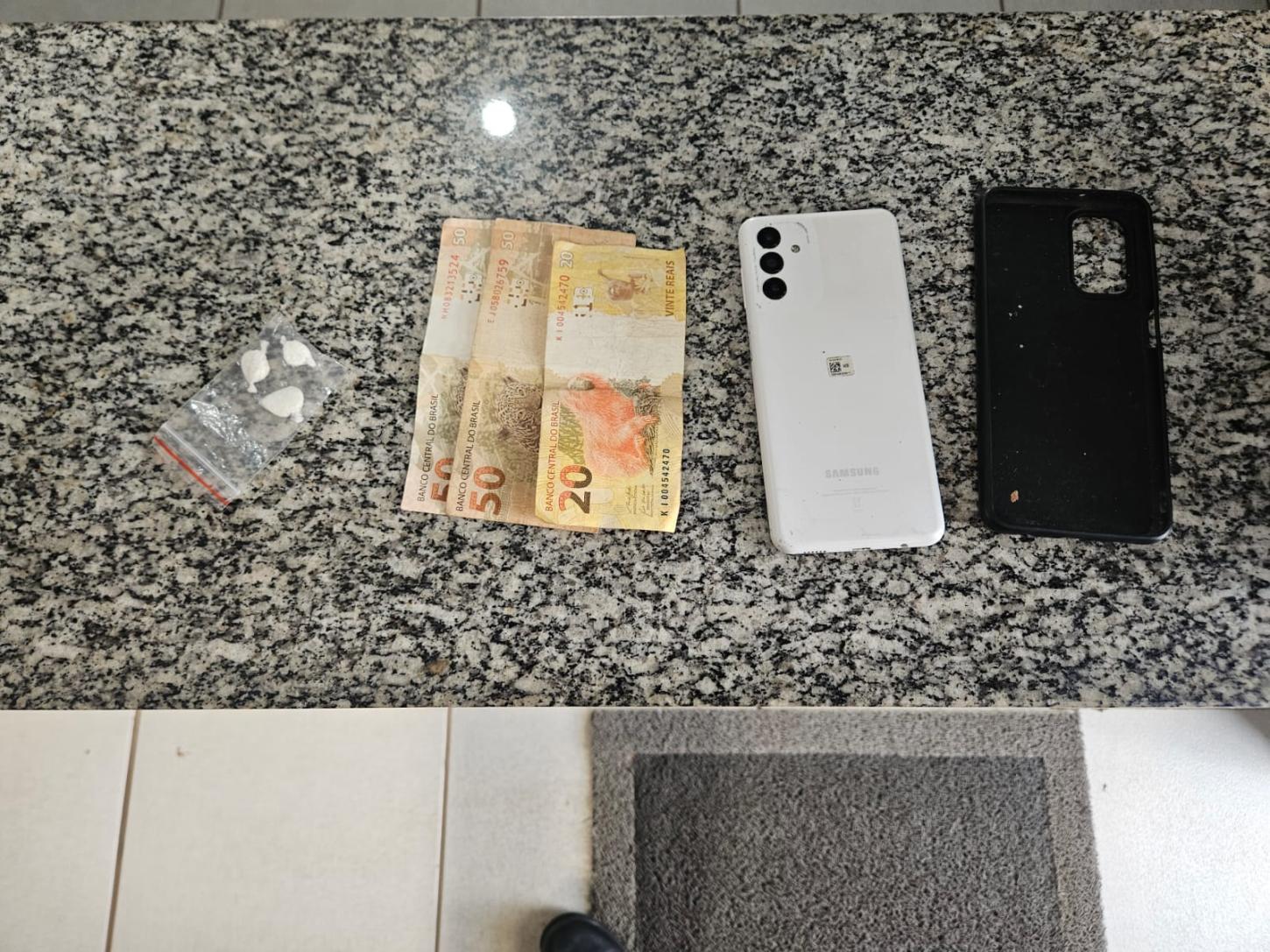 Homem é detido pela PM com drogas na praça da Santa Luzia