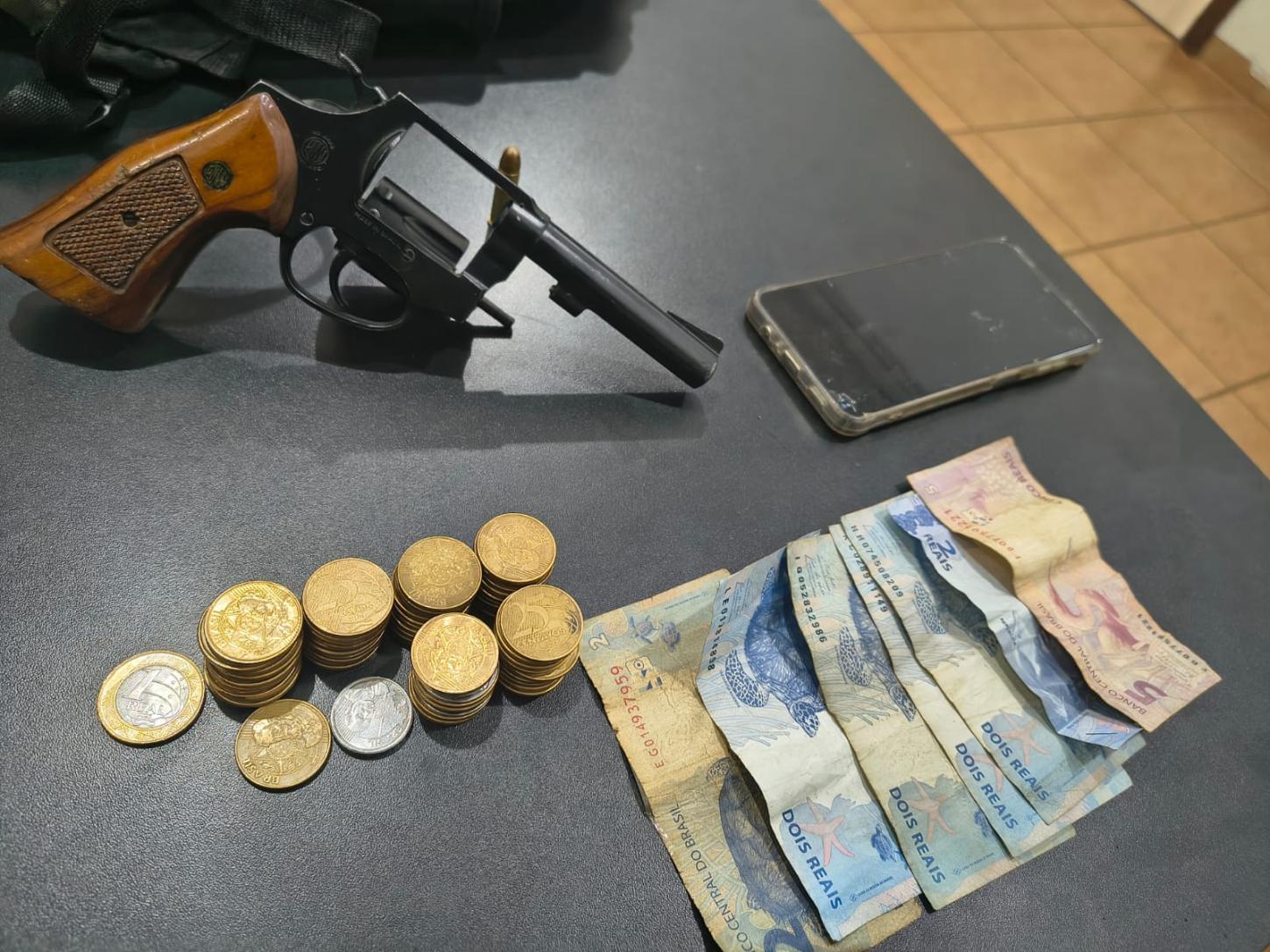 Ladrão é preso pela PM após roubar loja e dispensar arma de fogo