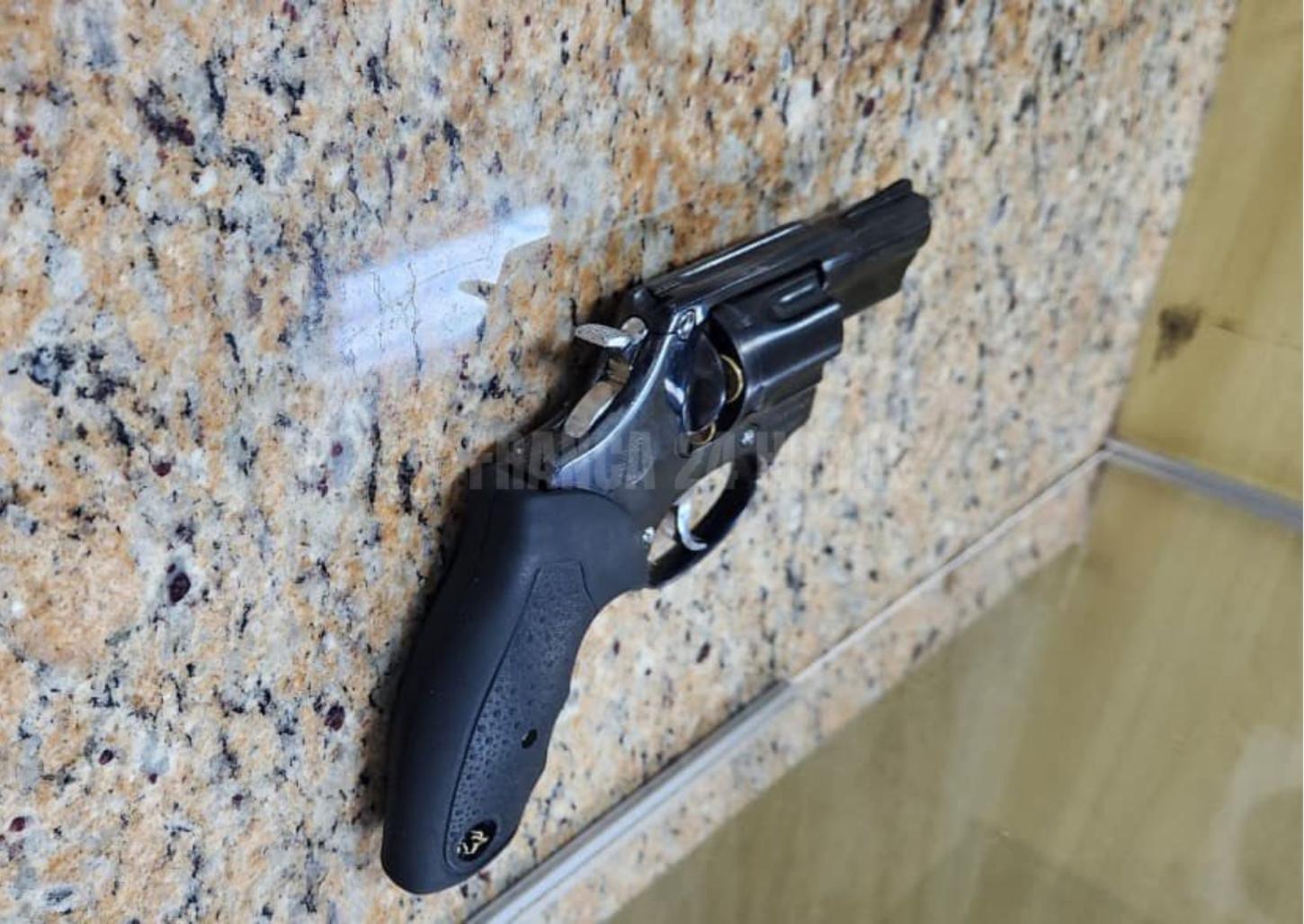 Homem é preso pela PM Rodoviária com arma roubada em agência bancária