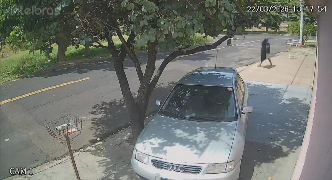 Ladrão invade casa, furta televisão e foge ao ser reconhecido pela vítima