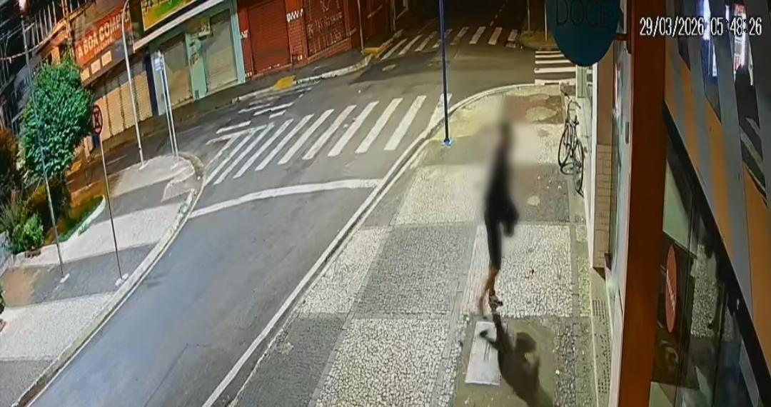 Homem quebra vidro de loja e furta produtos no Centro de Franca 