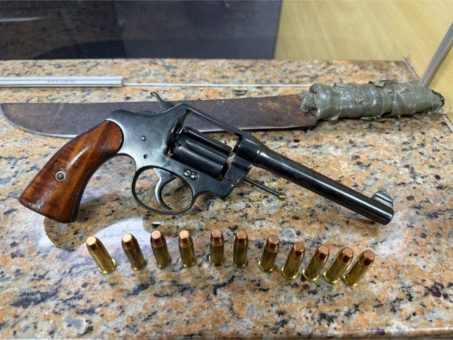 Homem tenta invadir casa da ex-mulher em Jeriquara e é preso com revólver