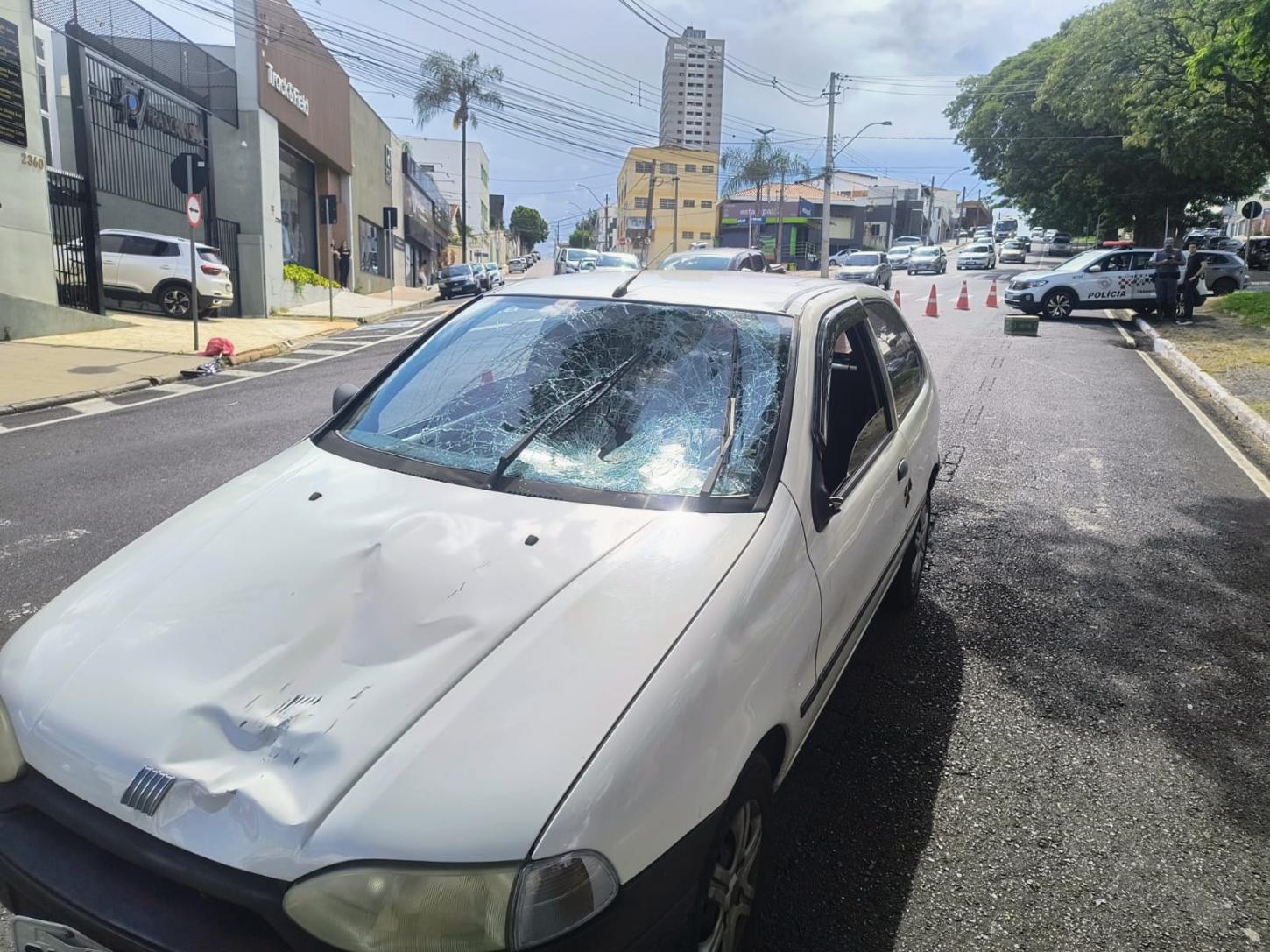 Idosa é atropelada por carro na avenida Major Nicácio; assista