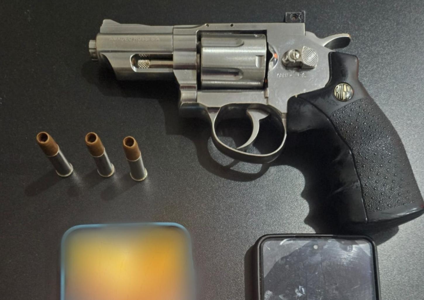 Ladrões cometem assalto, tentam fugir por mata, mas são presos pela PM