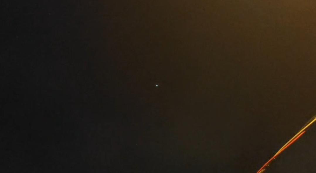 Morador do Parque dos Pinhais registra luzes misteriosas no céu