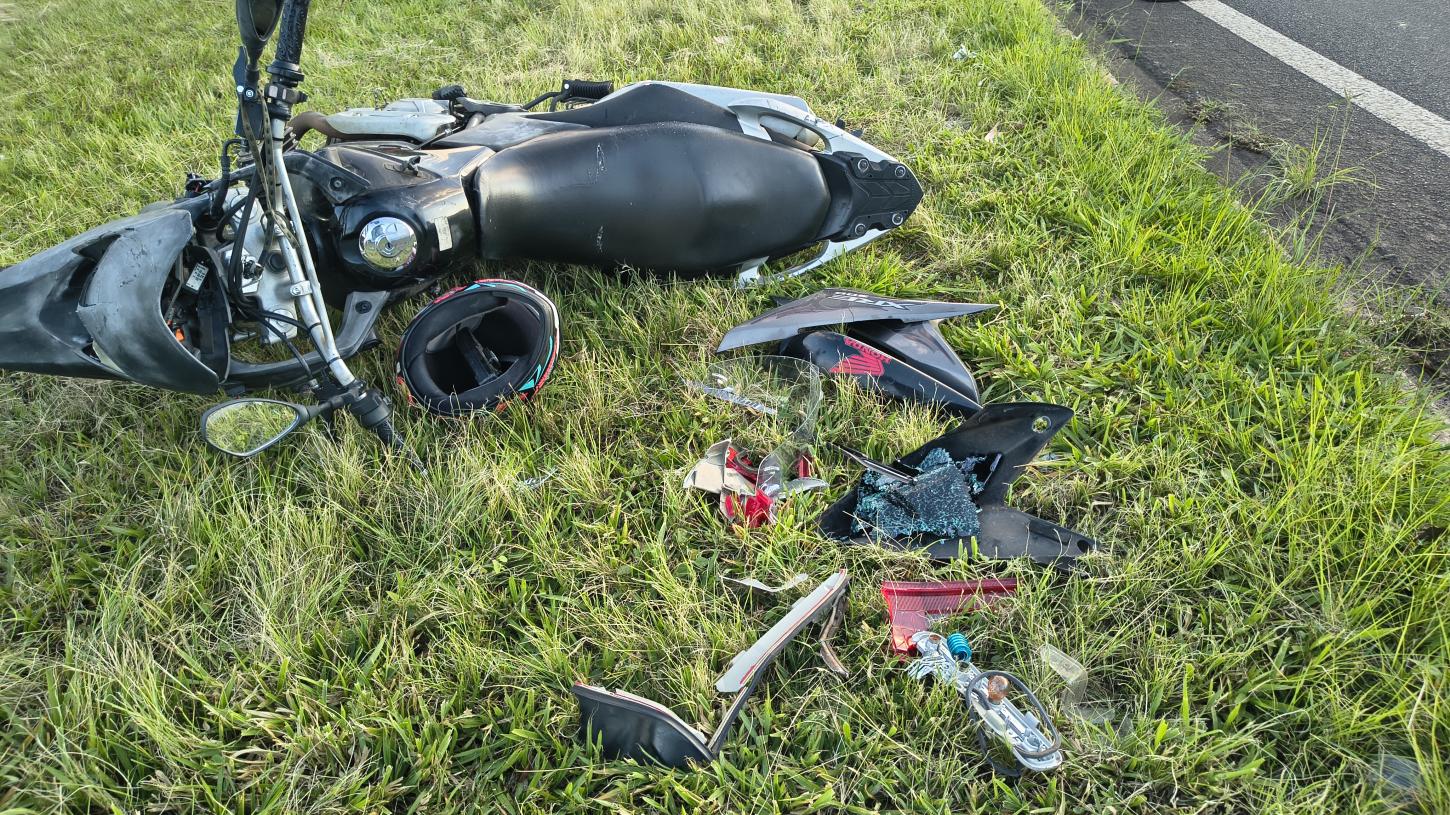 Motociclista bate na traseira de carro e fica ferido na Cândido Portinari