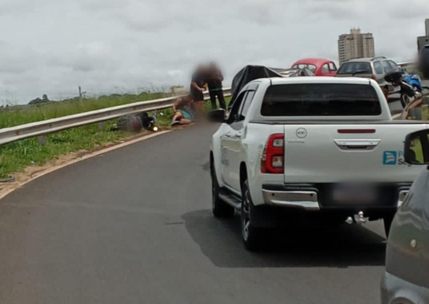 Motociclista fica ferido após sofrer queda em alça de acesso de rodovia