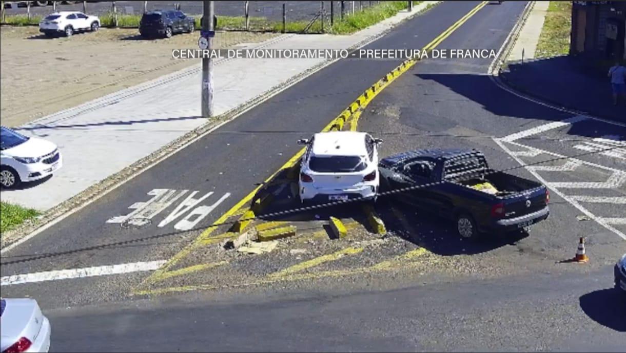 Motorista avança sinal de pare e causa acidente na zona sul de Franca