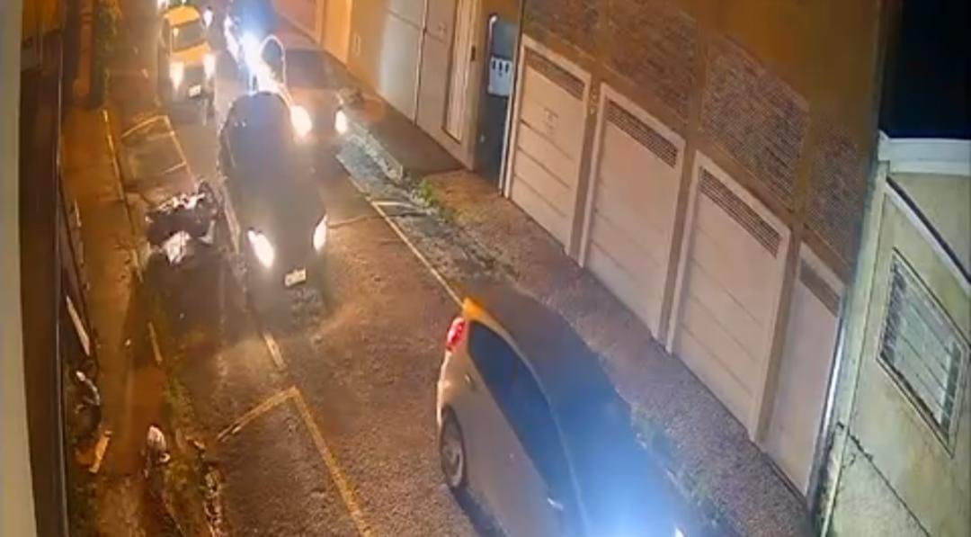 Motorista foge após atingir moto estacionada no Centro de Franca