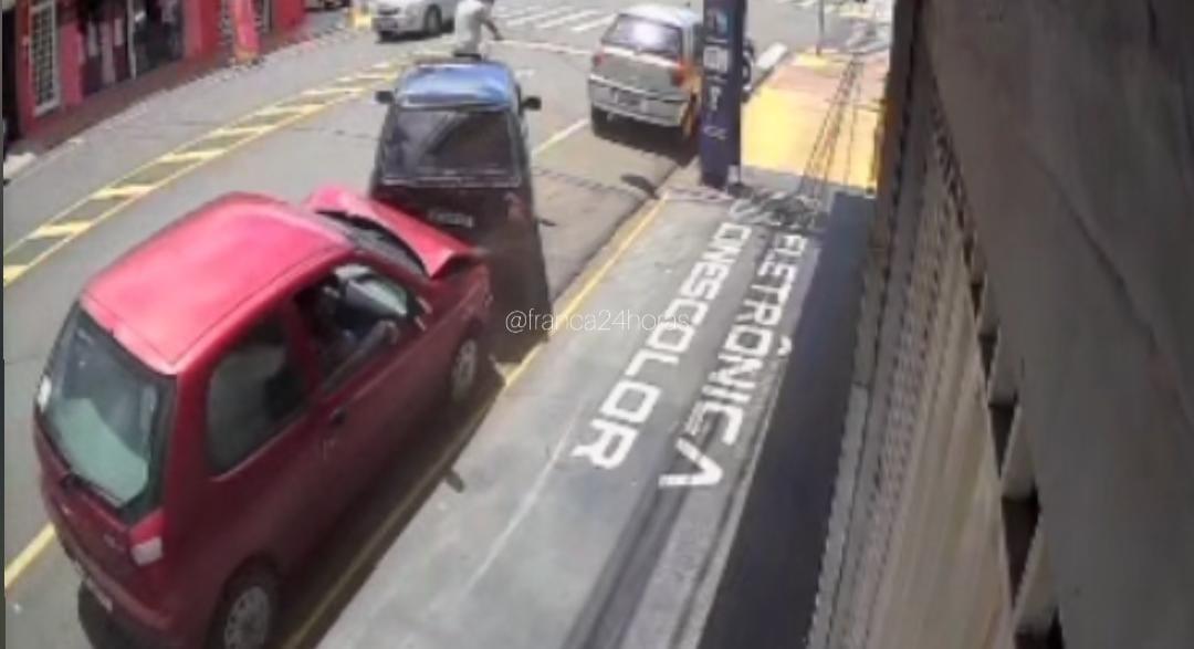 Motorista passa mal e bate em carro estacionado na avenida Brasil