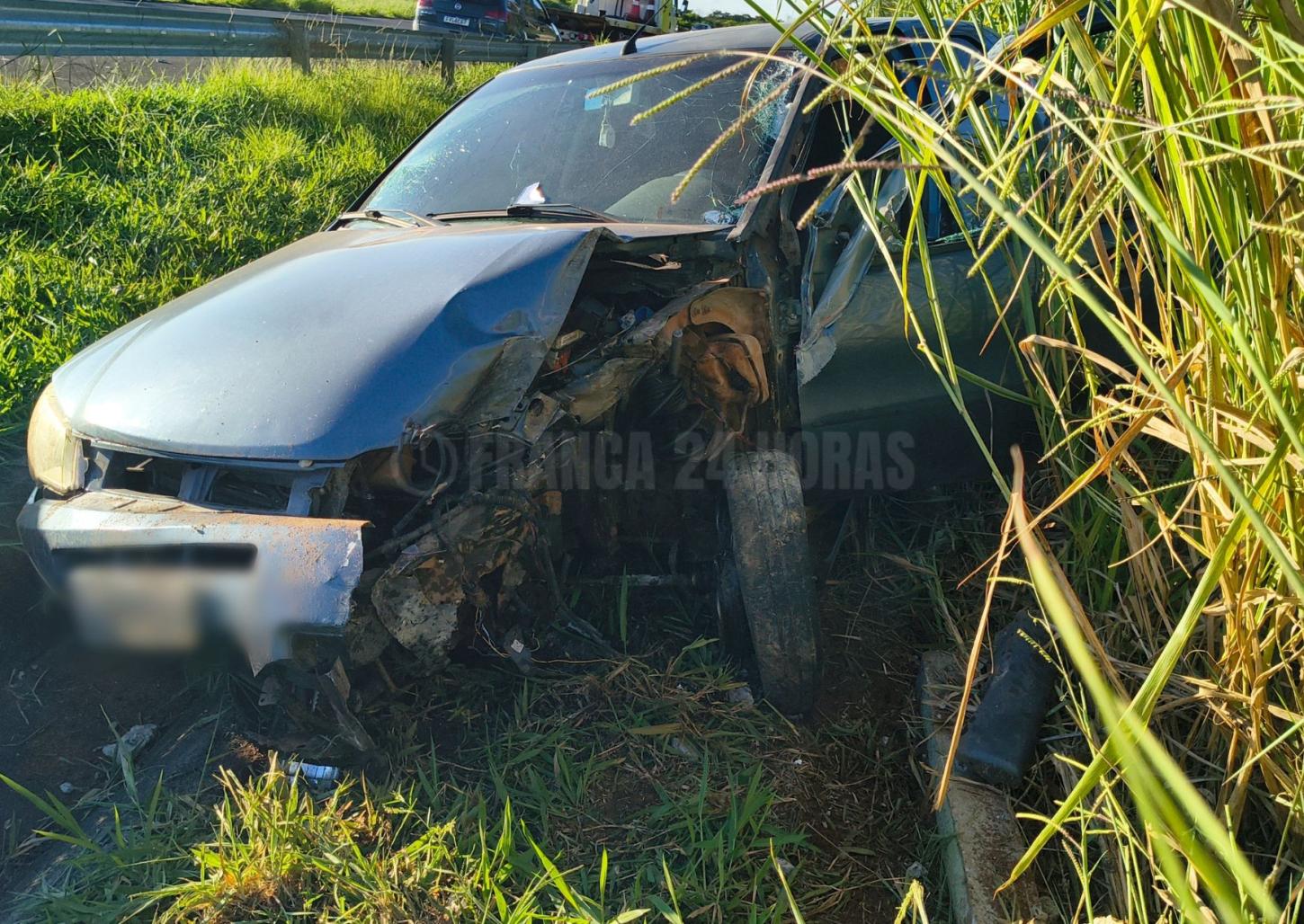 Motorista sai da pista, bate em placa, derruba poste e capota na Portinari