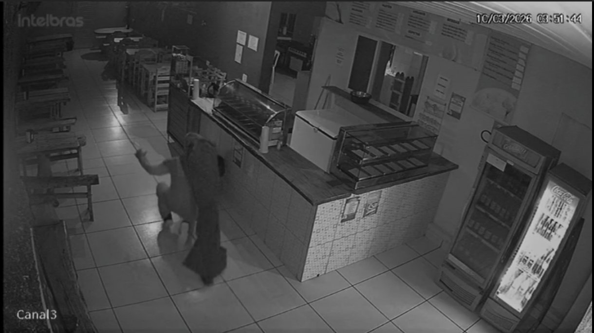 Ladrão furta balas, refrigerantes em pastelaria e deixa prejuízo de R$ 2 mil