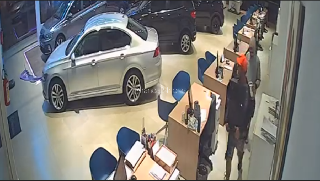 Bandidos invadem concessionária de veículos e furtam máquina de café