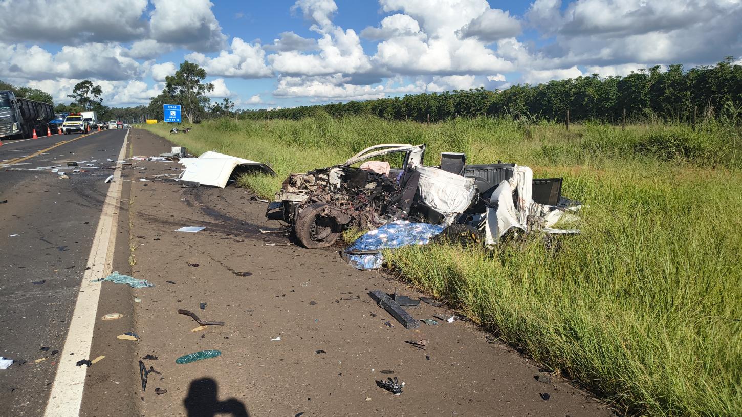 Homem morre em acidente entre carro e caminhão na Fábio Talarico