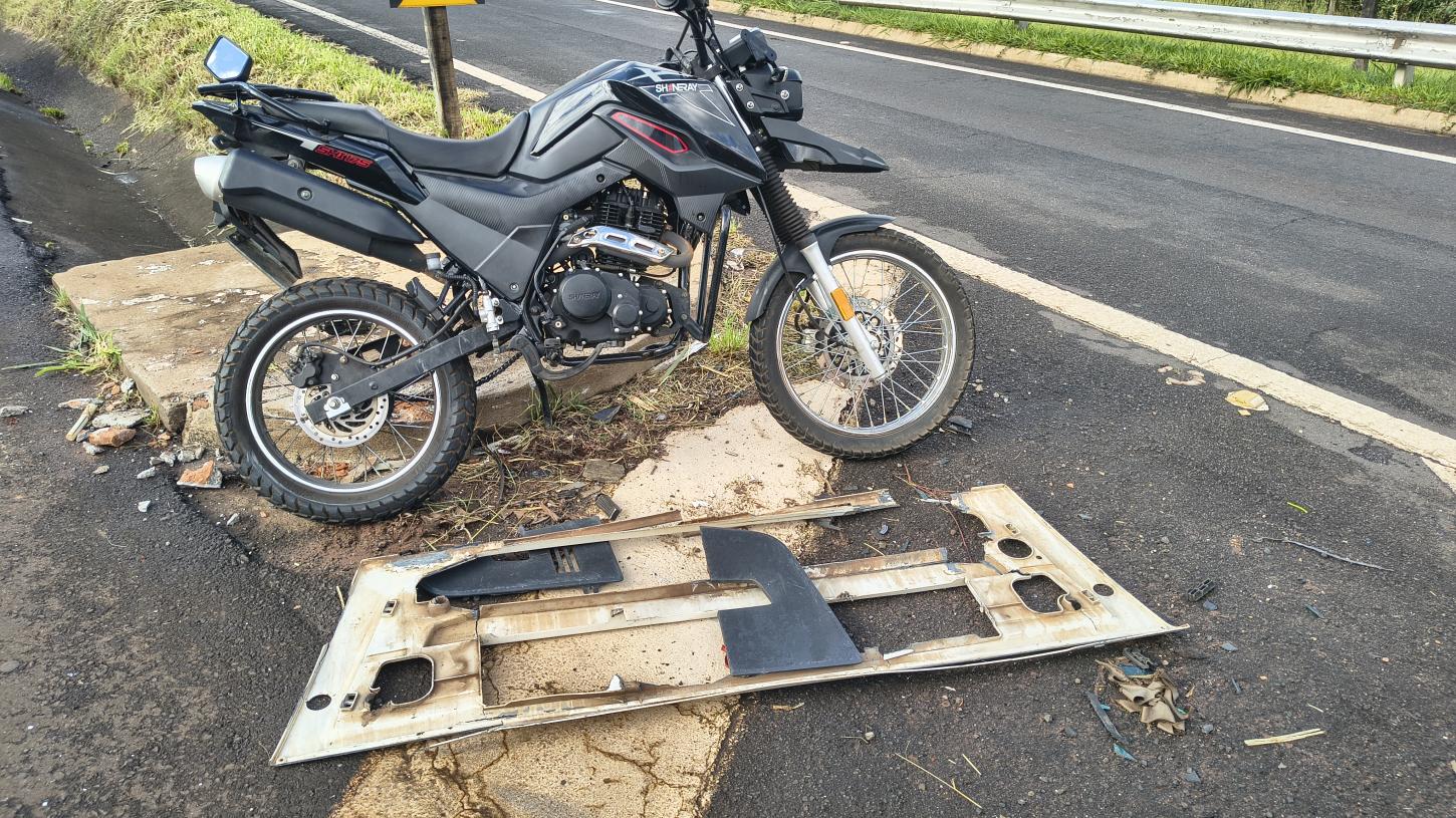 Acidente entre caminhão e moto deixa homem ferido na Portinari 