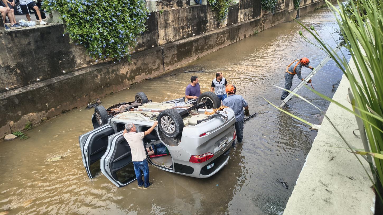 Homem de 86 anos cai com carro automático no córrego Cubatão