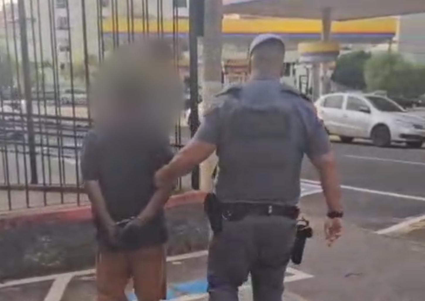 Assaltante é capturado pela PM na avenida Doutor Willian Azzuz