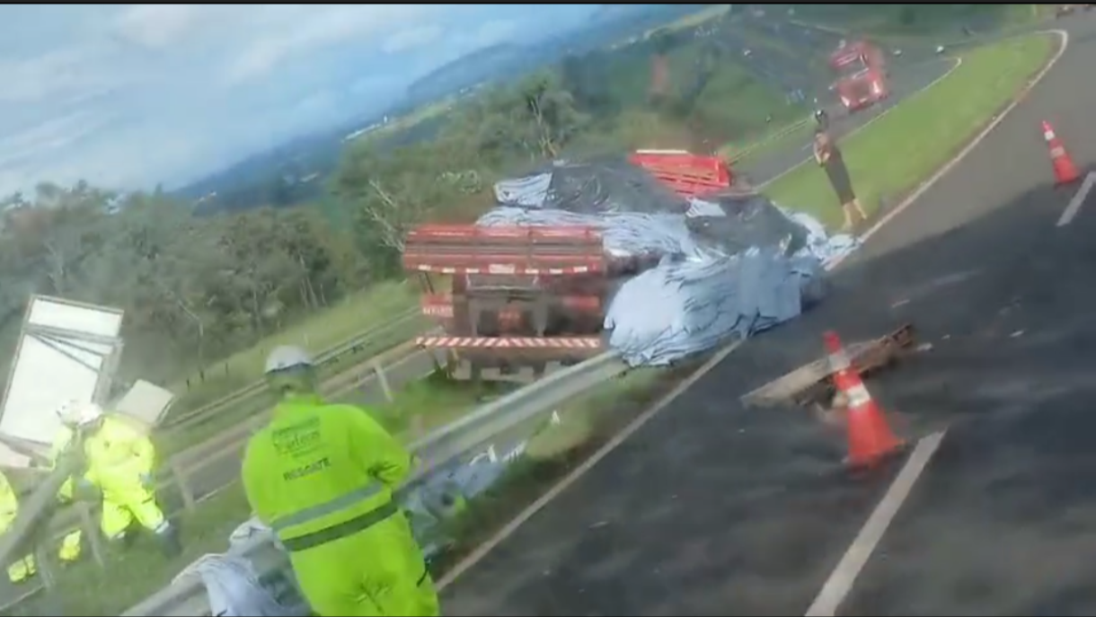 Motorista de caminhão se envolve em acidente na rodovia Ronan Rocha