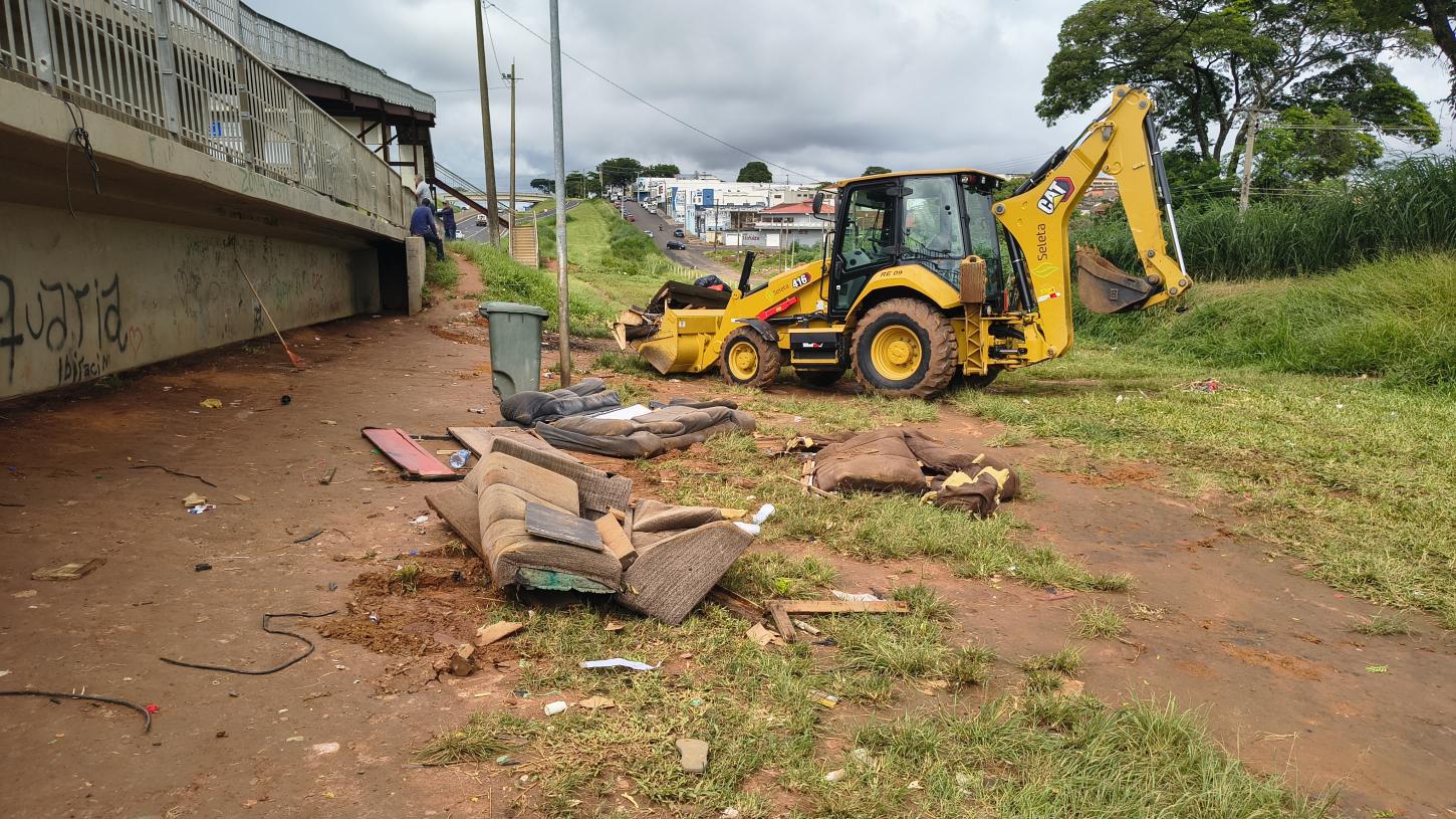 Operação faxina é realizada ao lado da favela da Vila São Sebastião 