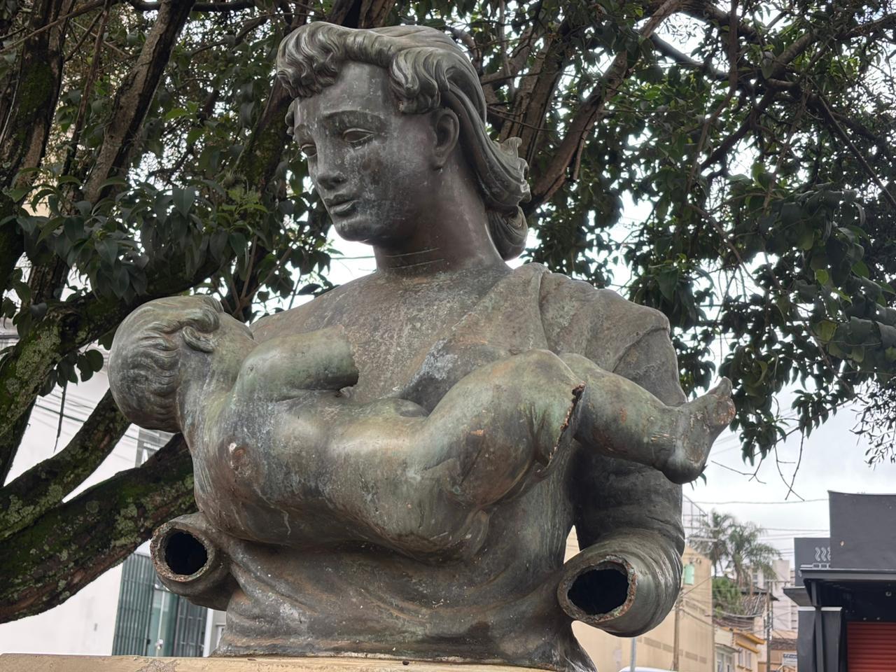 Estátua do Centro de Franca tem braços e perna arrancados