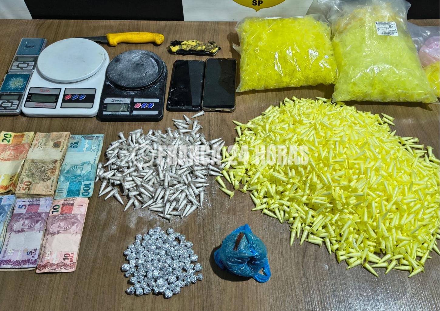 Polícia localiza quase 3 mil pinos de cocaína e acaba com 