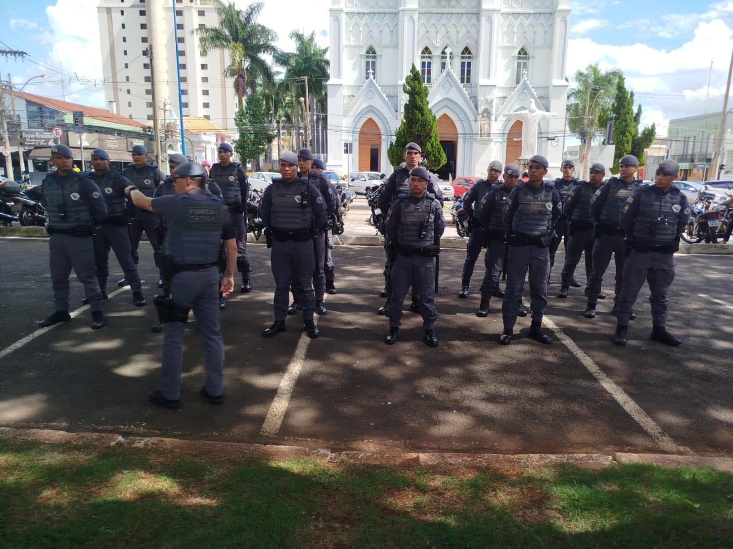 Policiais militares em formação reforçam segurança no Centro