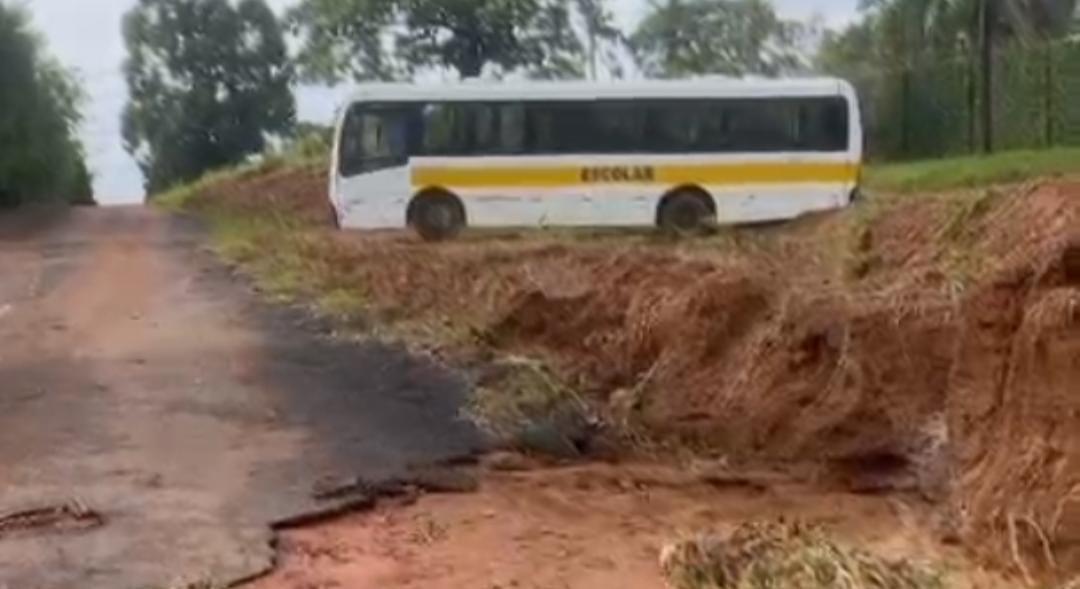 Ruas esburacadas deixam ônibus escolar atolado no Jardim Monte Carlo