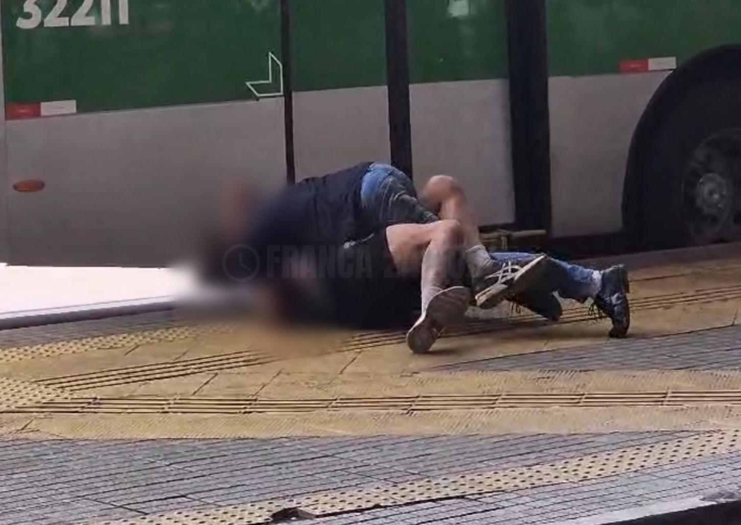 Supostos moradores de rua brigam no terminal 