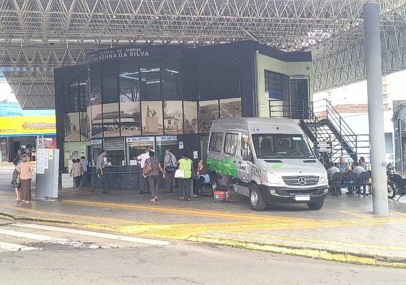 Van deixa de buscar estudante cadeirante devido à rua esburacada no Monte Carlo 