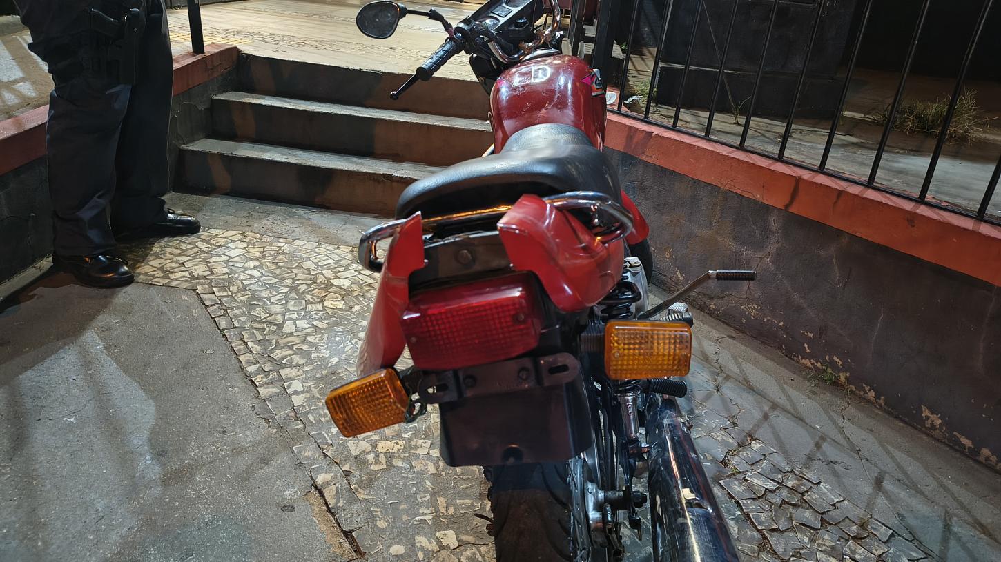 Adolescente tenta fugir da PM com moto sem placa, mas é detido