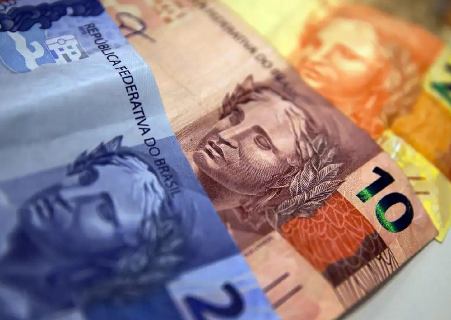 Aposentados e pensionistas do INSS começam a receber 13º nesta sexta