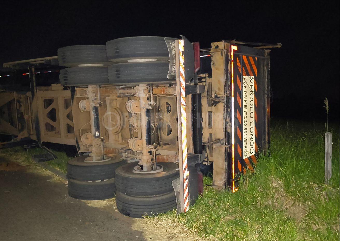 Asfalto cede, reboque tomba e carga cai em vegetação no Distrito Industrial