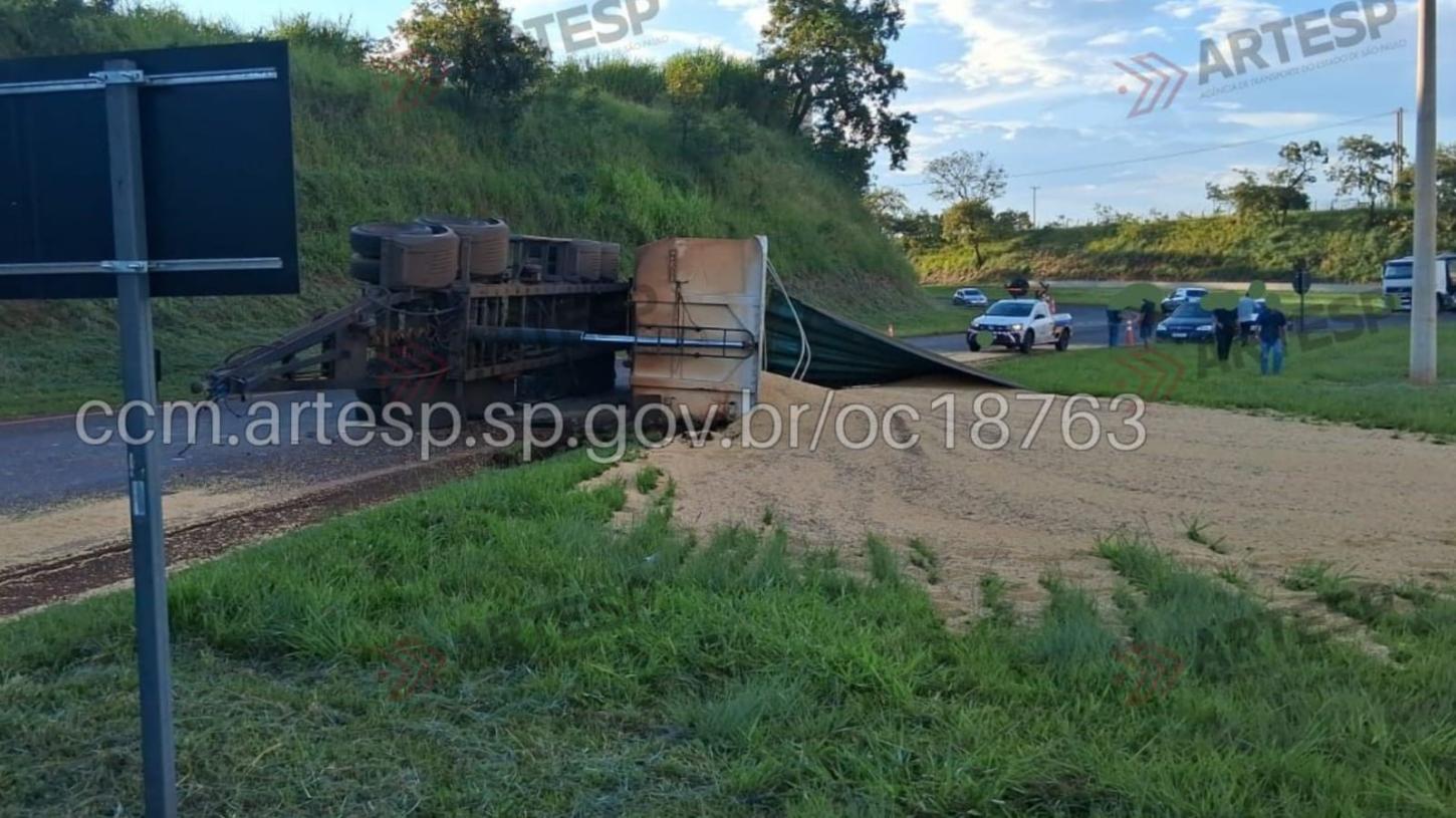 Bitrem carregado com soja tomba na Anhanguera em Ituverava