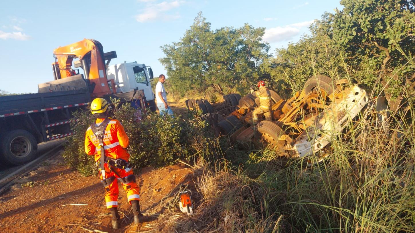 Bitrem carregado com soja tomba em rodovia que liga Rifaina e Sacramento