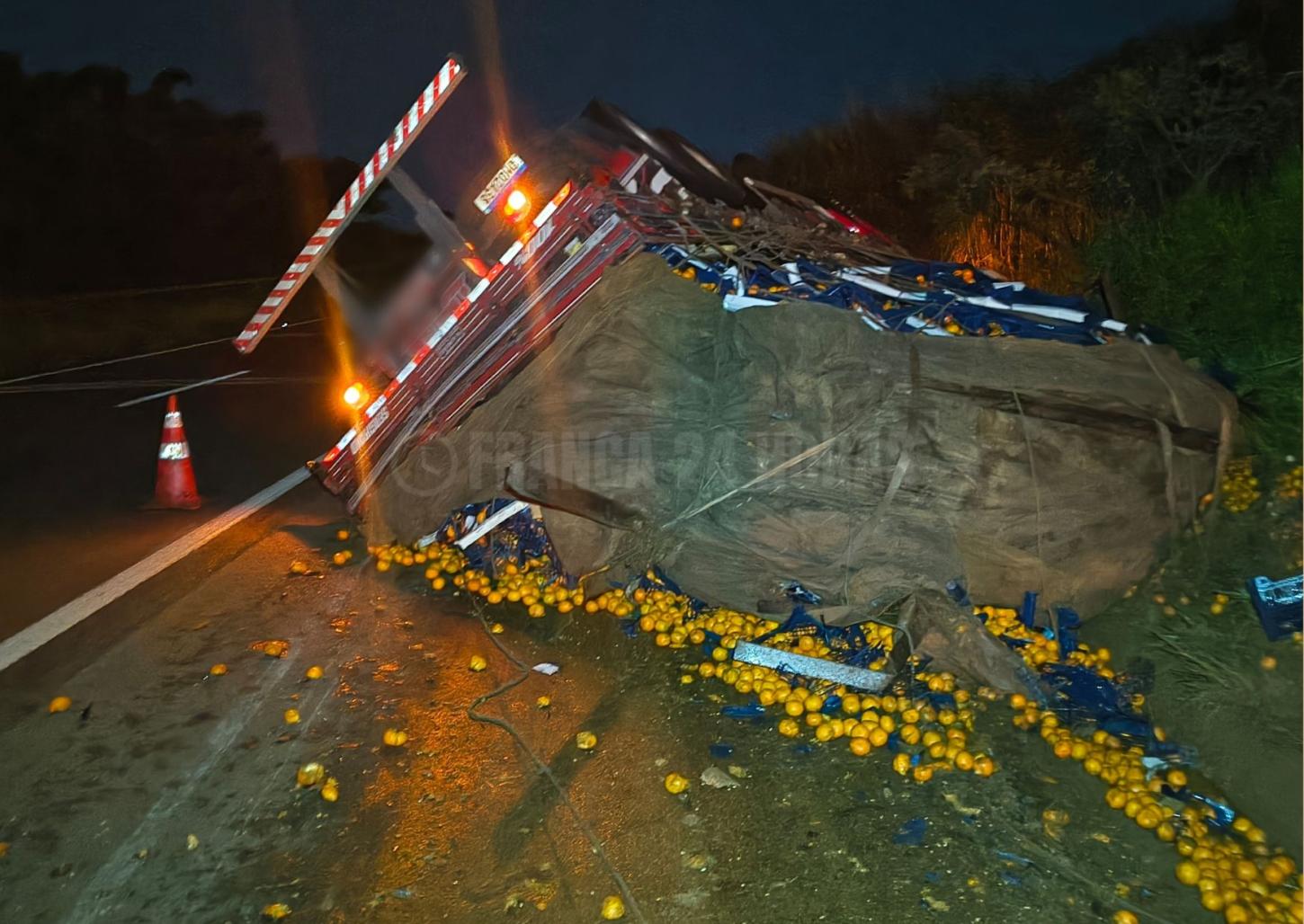 Caminhão carregado com laranjas tomba na rodovia Cândido Portinari 