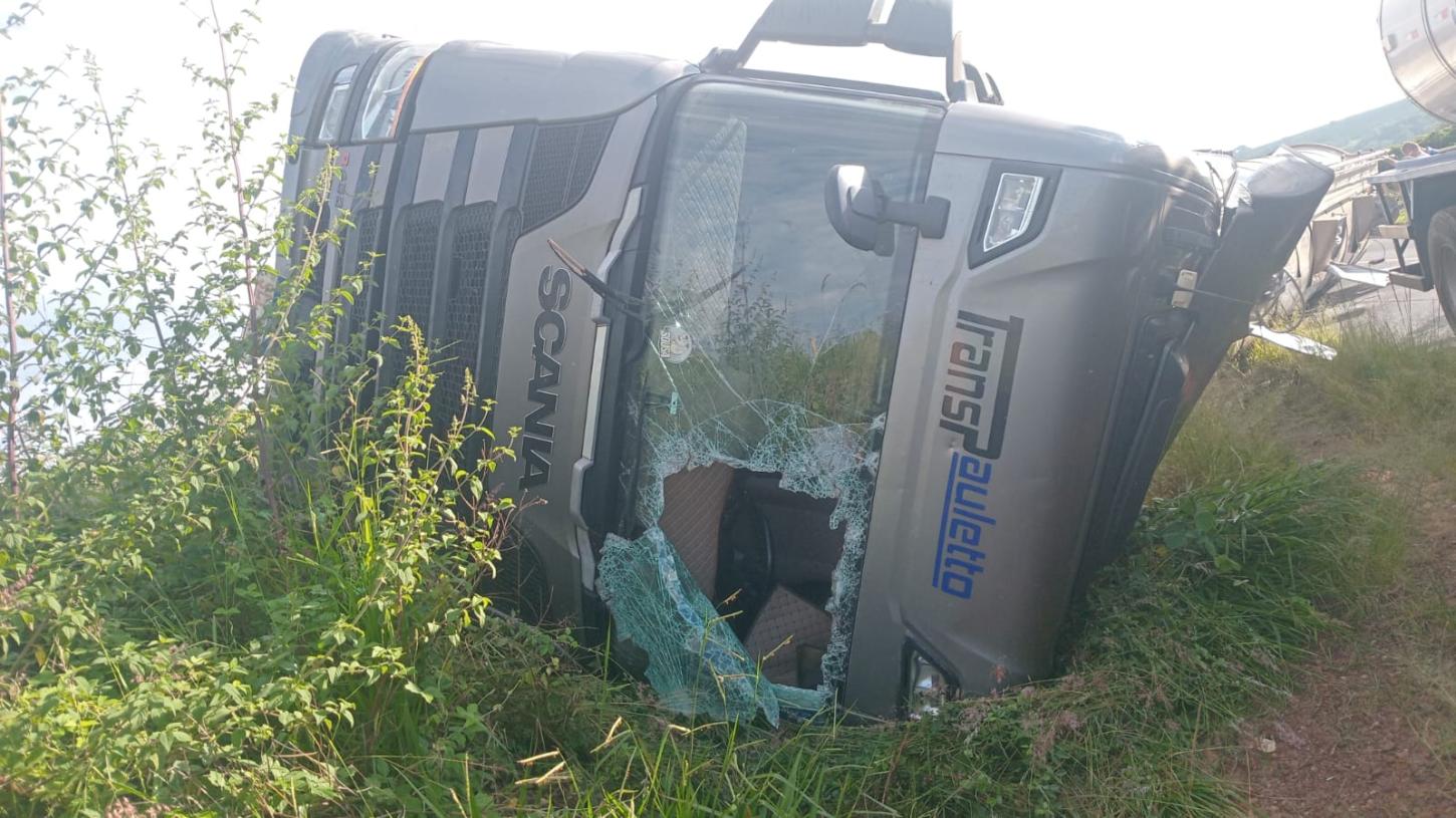 Caminhão carregado com leite tomba em rodovia da região de Franca
