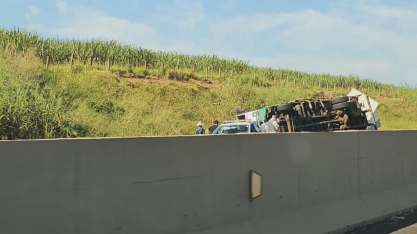Caminhão com madeira tomba na Portinari e motorista fica ferido