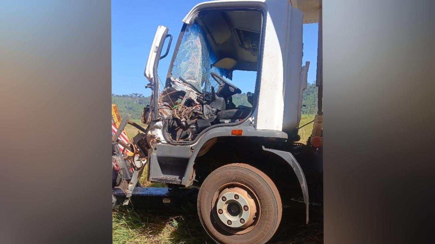 Caminhão de Franca colide com carreta e deixa dois feridos em São Simão