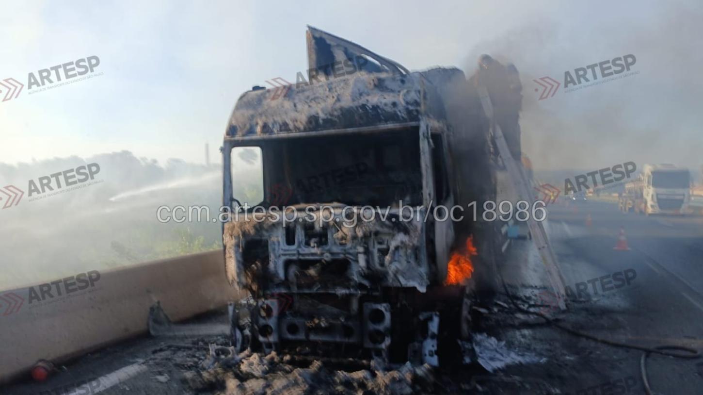 Caminhão pega fogo em alça de acesso à Anhanguera em Ituverava