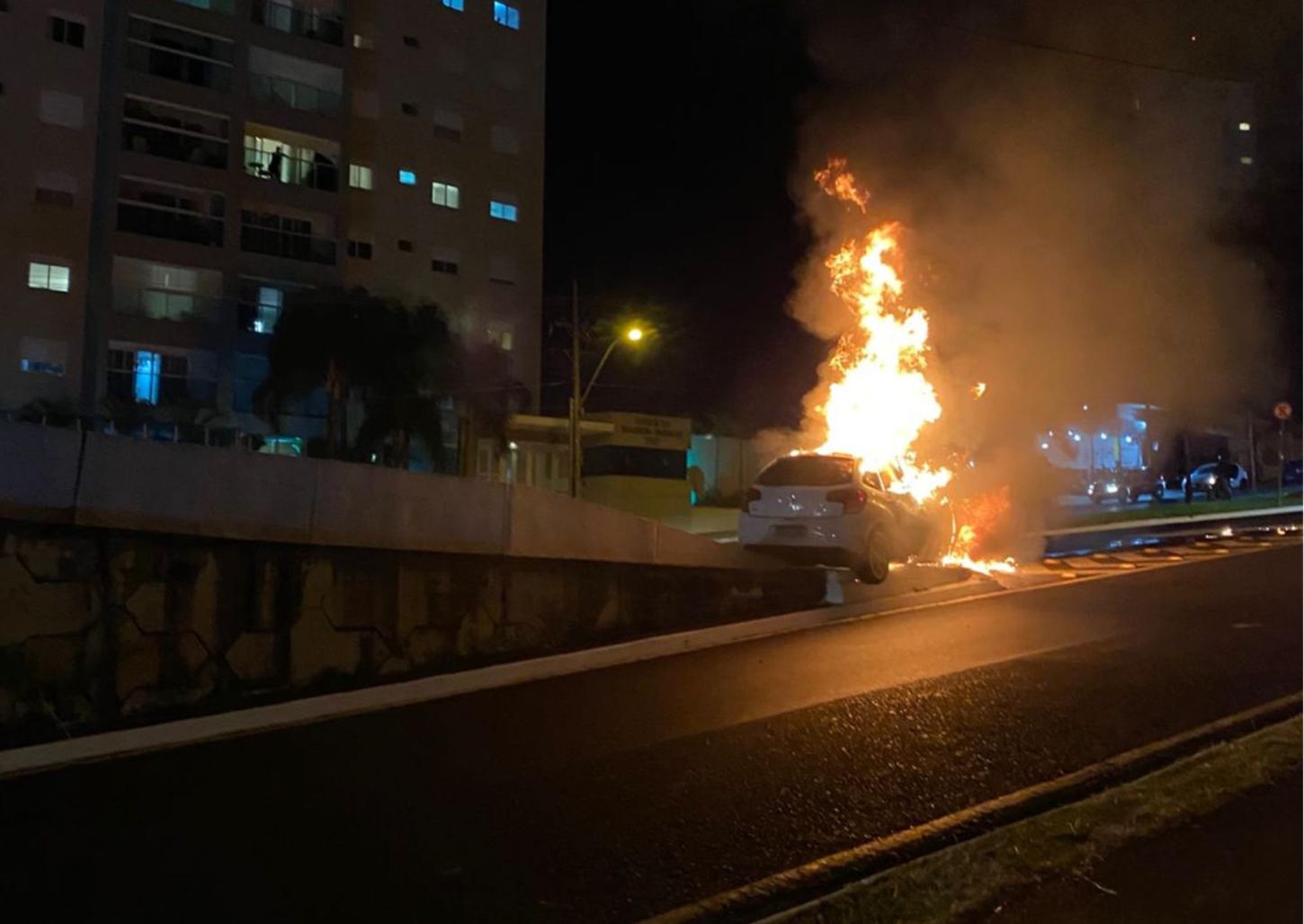 Carro pega fogo no pontilhão 